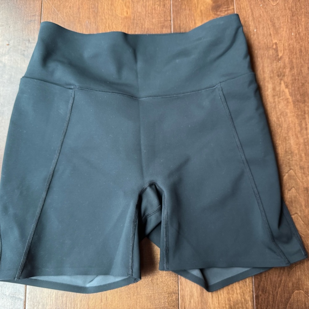 Nike Black Universa Women's Athletic Shorts, size Small
